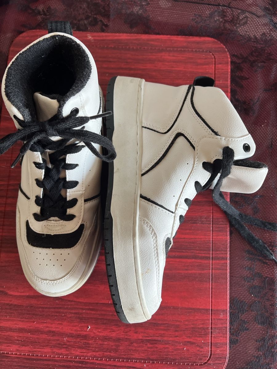 Scarpe da uomo: Baskets montantes blanches & noires, taille 38, comme neuves – Usato da Chézard-St-Martin venduto da Cheyenne_75
