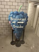 werbetafel. schild. traube mit metallfuss