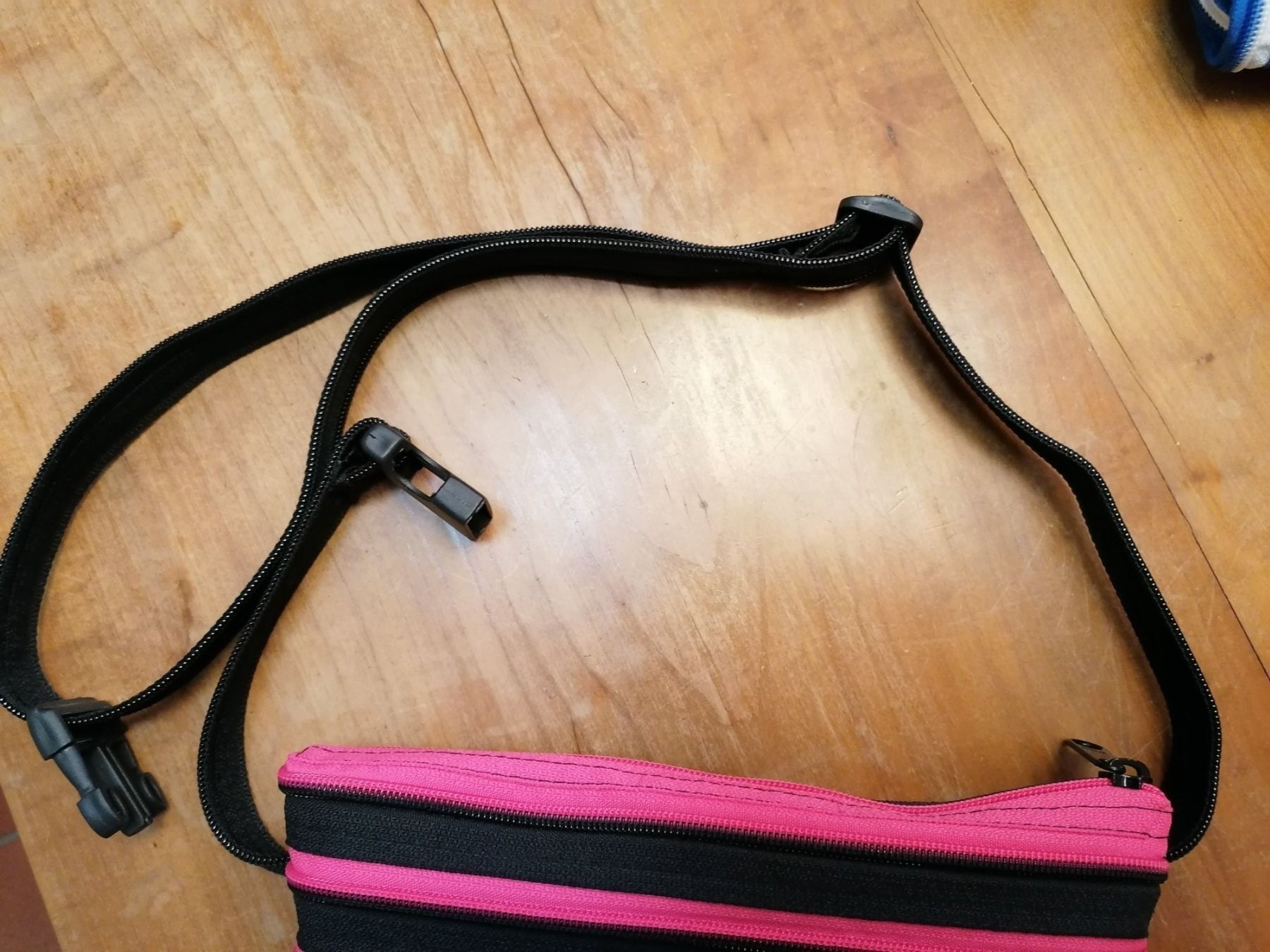 Borse: Bauchtasche aus 2 Reissverschlüssen Neu – Nuovo e nell'imballaggio originale da Solothurn venduto da Shanty.20 4