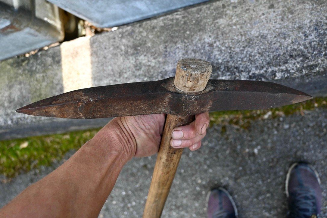 Tutti gli attrezzi: alter handgeschmiedeter STEINHAMMER Spitzhammer L 60cm B40cm – Usato da Pfaffhausen venduto da mono_rec 9
