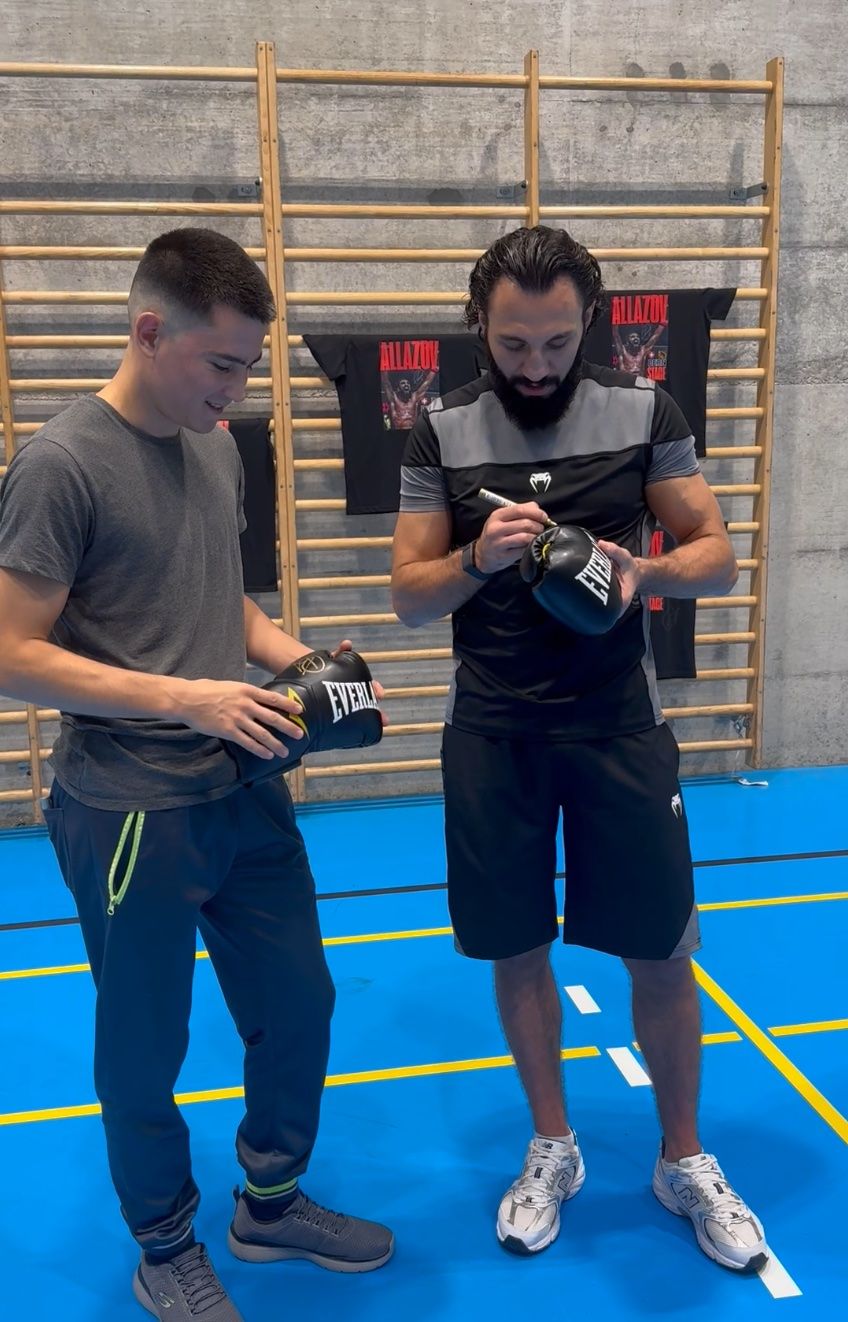 Autografi: Boxhandschuh mit Autogramm von CHINGIZ ALLAZOV – Nuovo (secondo la descrizione) da Bern venduto da Zenithar 7