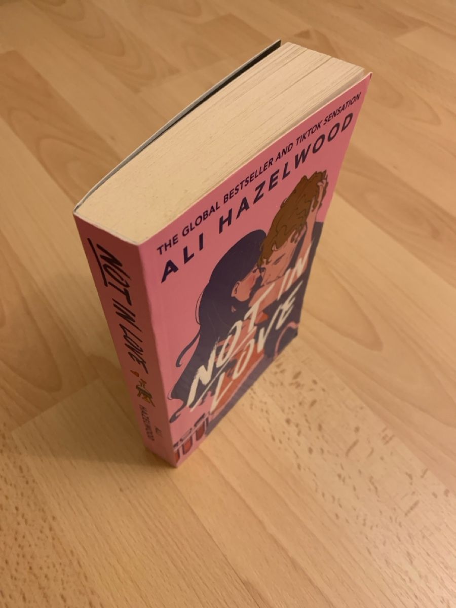 Libri: Not In Love by Ali Hazelwood  – Nuovo (secondo la descrizione) da St. Gallen venduto da cok_g5gn 2