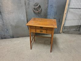 Alter Tisch Tischlein Nähtisch Holzmöbel