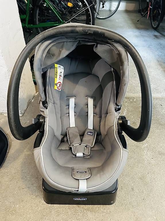 Seggiolini per auto: Chicco Babyschale mit Basis  top praktisch  4500 Solothurn – Usato da Solothurn venduto da Rafaella_K