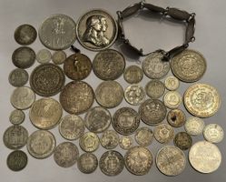 Sammlung internationaler Münzen mit Münzarmband