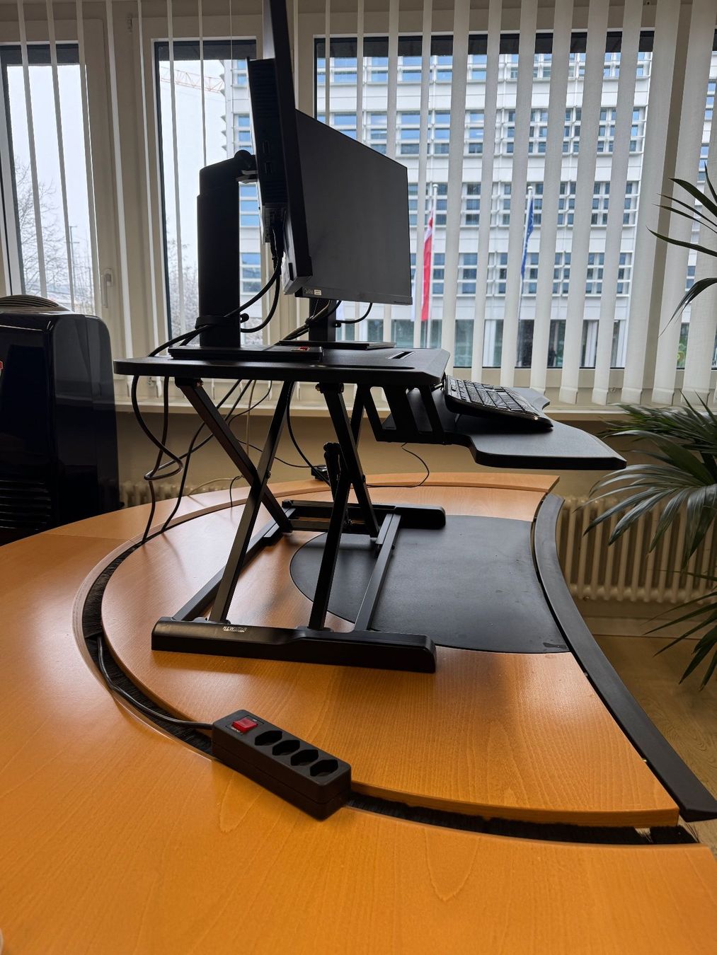 Staffa per monitor: Neomounts Stand-sit workplace table/desk – Usato da Zug venduto da E.Adrian 1
