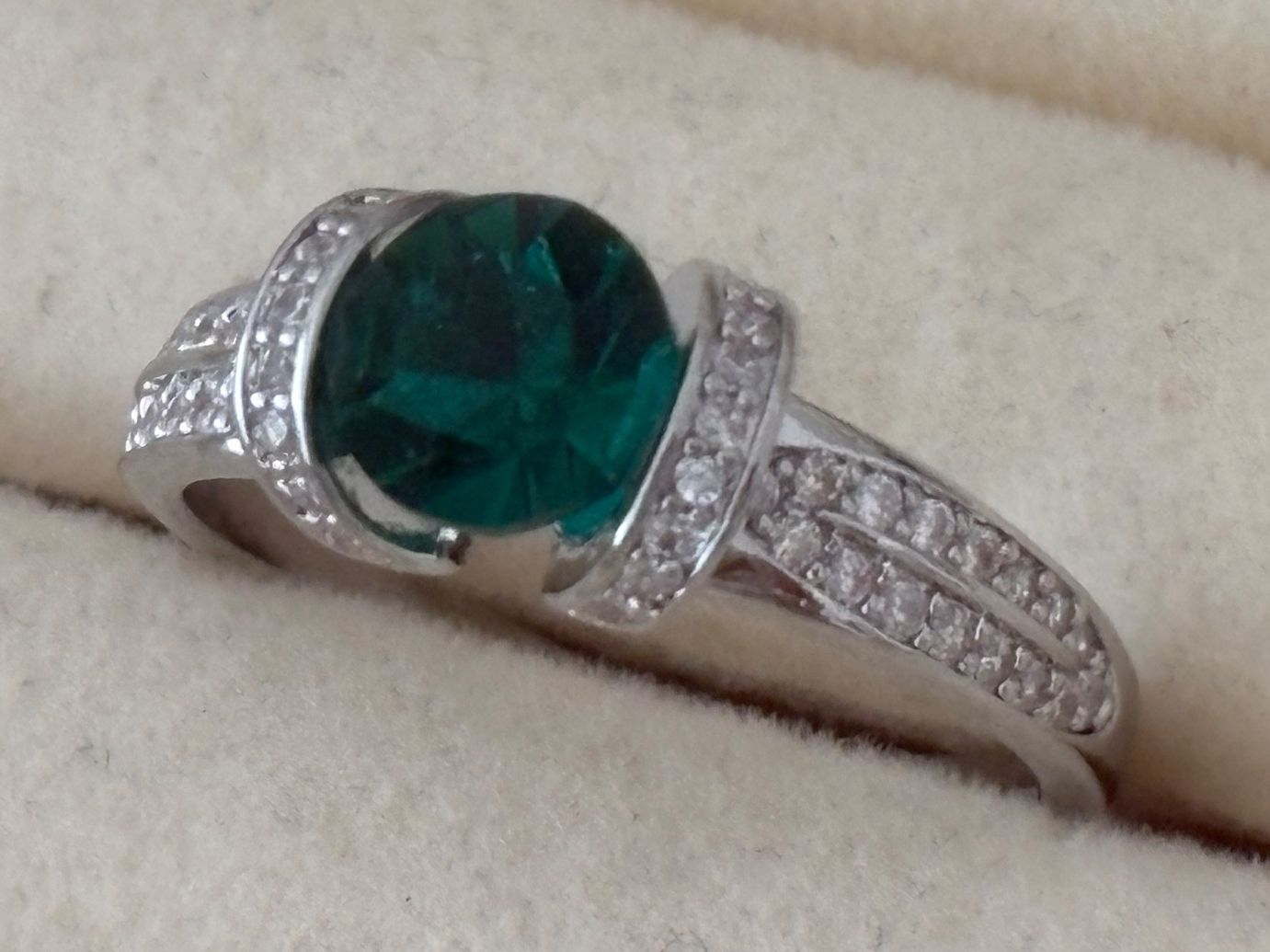 Anelli: Luxus Elegante Gr.19/9 Ring Farbe: Silber/ Grün – Nuovo (secondo la descrizione) da Biel-Bienne venduto da Roserosse13