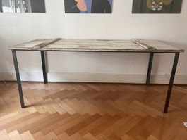 Selbstgebauter Esstisch aus alter Holztür & Stahl