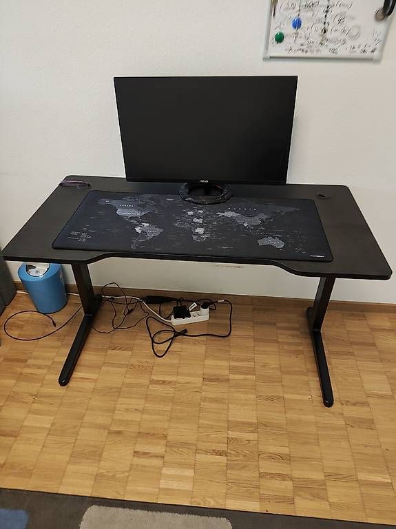 Scrivanie: Gaming Tisch mit Kabeldurchgängen  – Usato da Basel venduto da jetonibasel 1