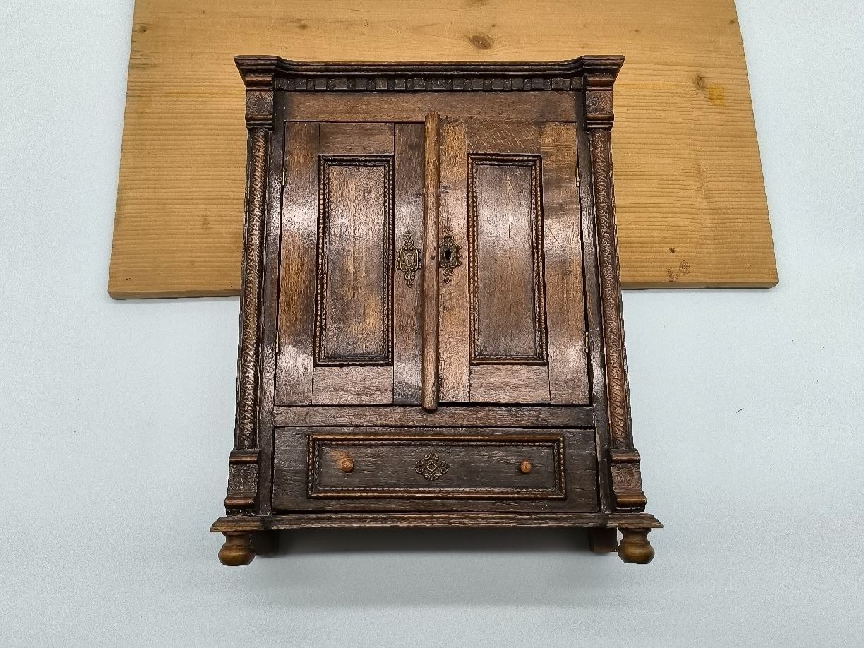 Armadi: Antiker Modelschrank, vermutlich Jugendstil. – Usato da Maladers venduto da der_Holzwurm