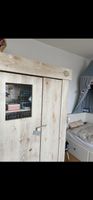 weisser Schrank aus Holz