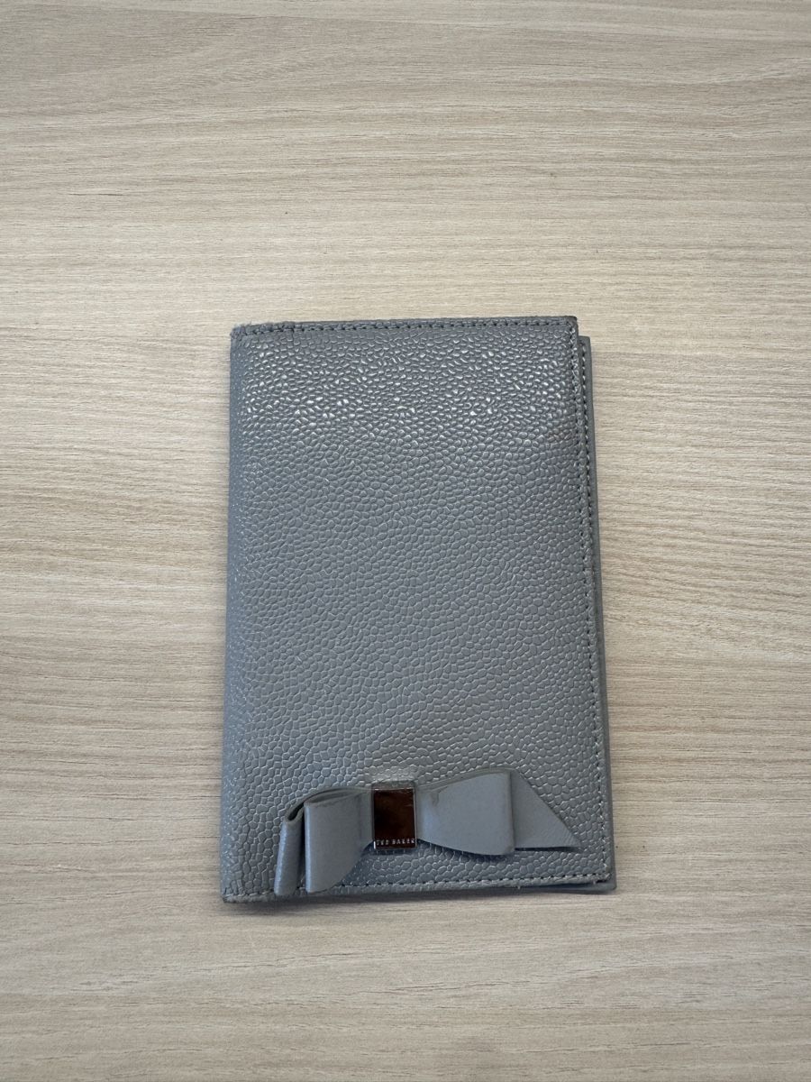 Ted Baker Portemonnaie: Ted Baker Passport Holder – Gebraucht aus Clarens von Ian_calvin