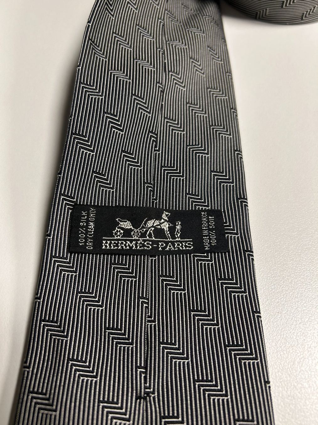 Hermès Cravatte: Hermès Taffet Muster Krawatte – Usato da Bern venduto da kurtikobolt74 2