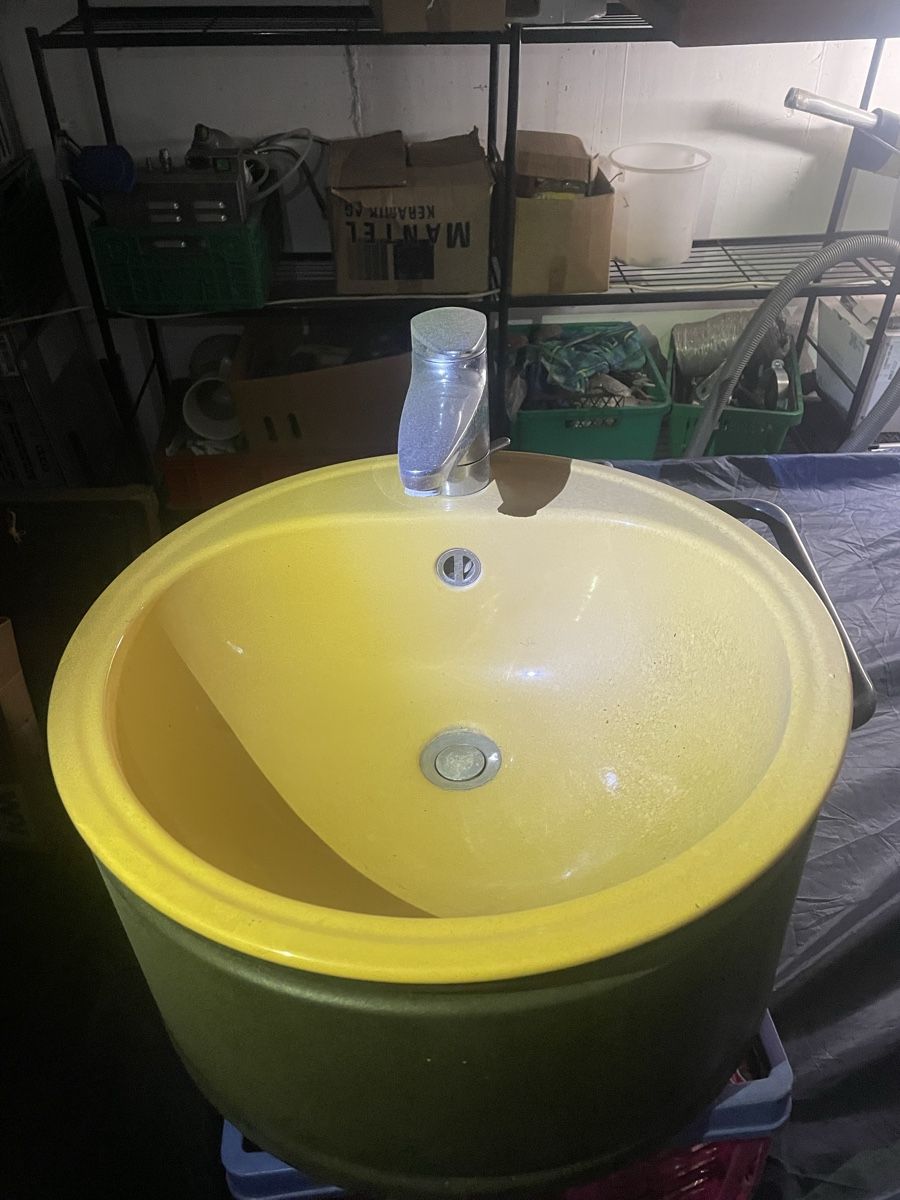 Lavabi & lavandini: Gelbes Lavabo mit Wasserhahn, gebraucht – Usato da St. Gallen venduto da ste_pf27 2