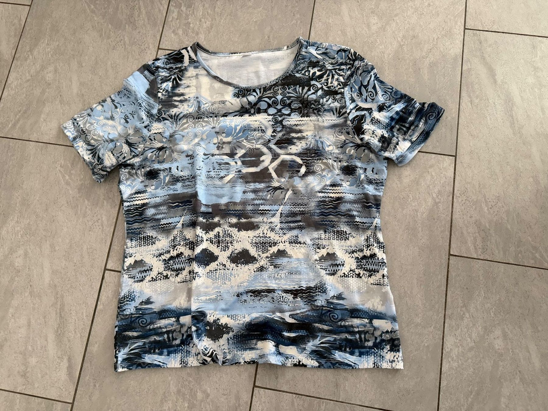 T-Shirts: T-Shirt - Grösse 46 – Gebraucht aus Bülach von Loredana13