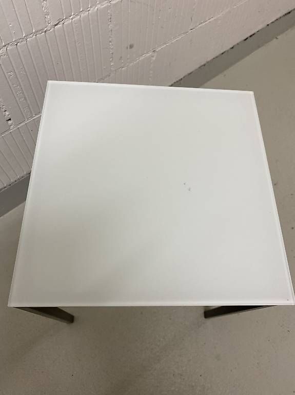 Tavoli: Gebrauchter Beistelltisch mit Milchglas Platte – Usato da Elgg venduto da Pisaem 1