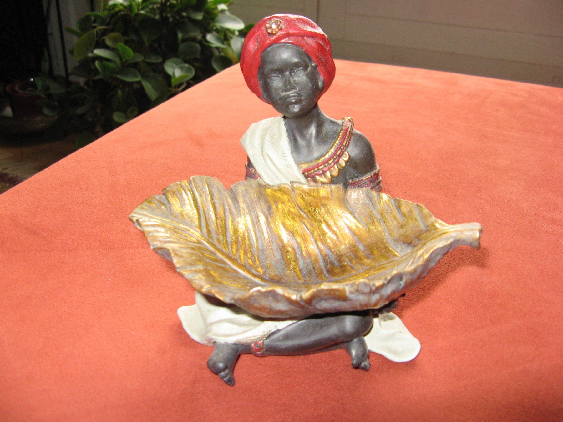 Statuette: sitzender Mohr mit goldenem Blatt – Usato da Zürich venduto da apil