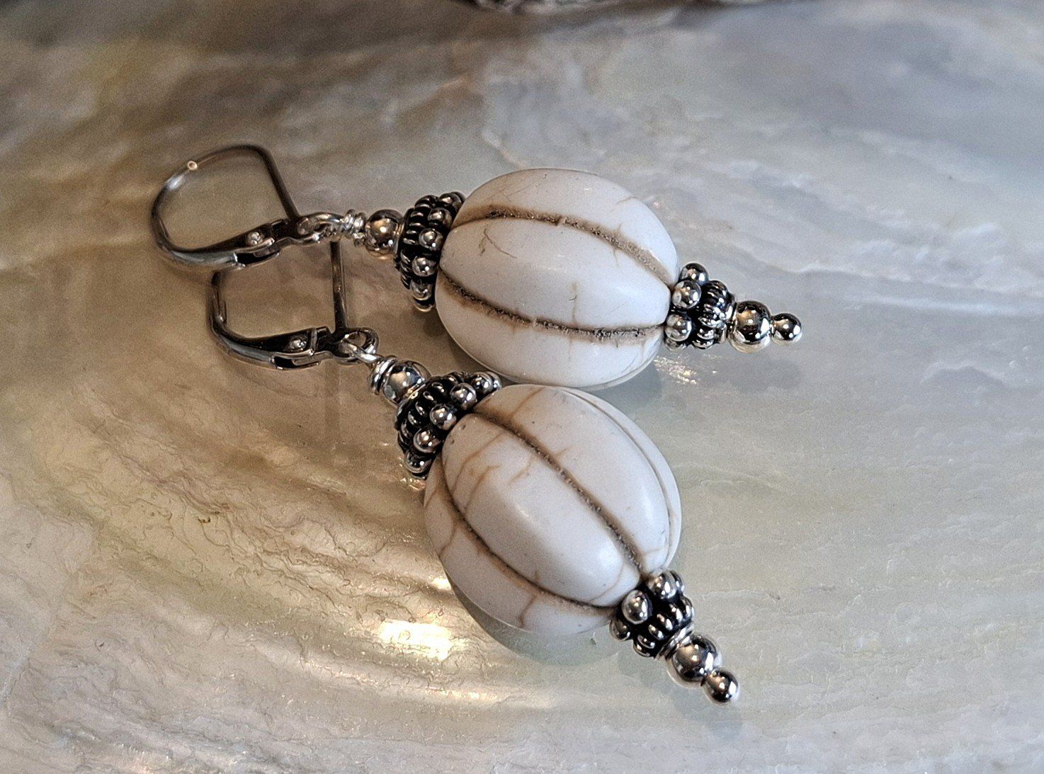Pietre preziose: LEE - Howlithohrringe - Sterling -Silber - écru – Nuovo e nell'imballaggio originale da Mühlethal venduto da nicita-modeschmuck