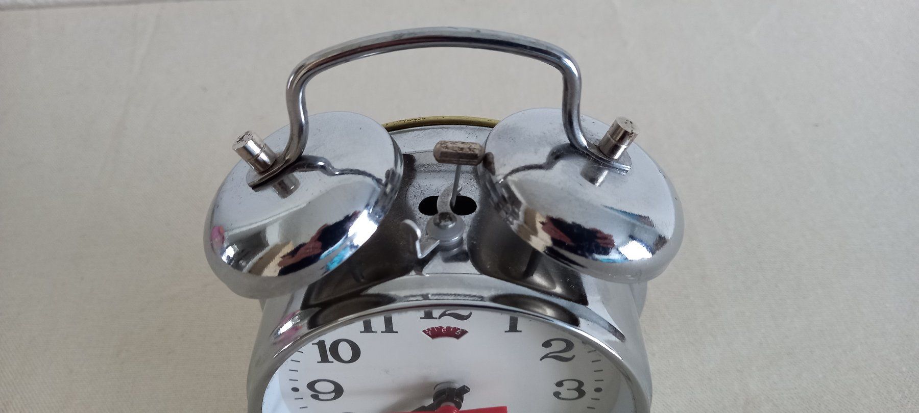 Sveglie: Glockenwecker Retro silber mit Licht, Durchmesser 11,5cm – Usato da Thun venduto da Nordkapp 2