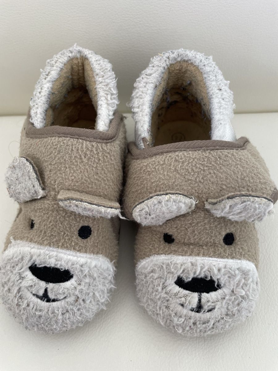Scarpe per ragazzi: Kinder Hausschuhe Gr 23 – Usato da Rüti ZH venduto da kar_xx9l