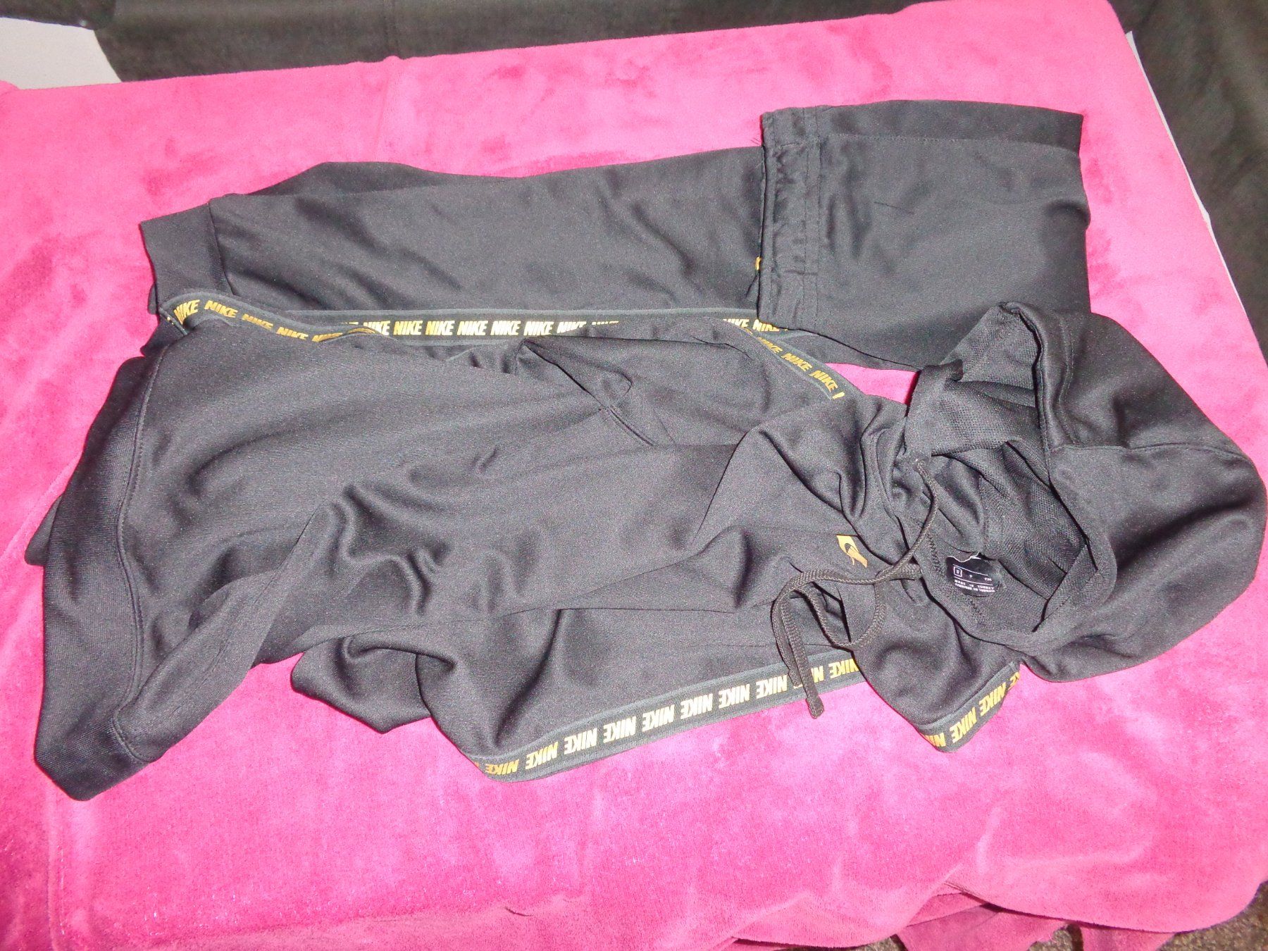 Lotti di vestiti: Trainer Nike Gr S schwarz mit Gold – Usato da Liestal venduto da Gecko16 2