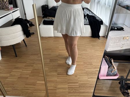 Weißer Faltenrock mit Hose 