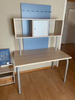 Bureau avec rangements + paroi bleu ciel