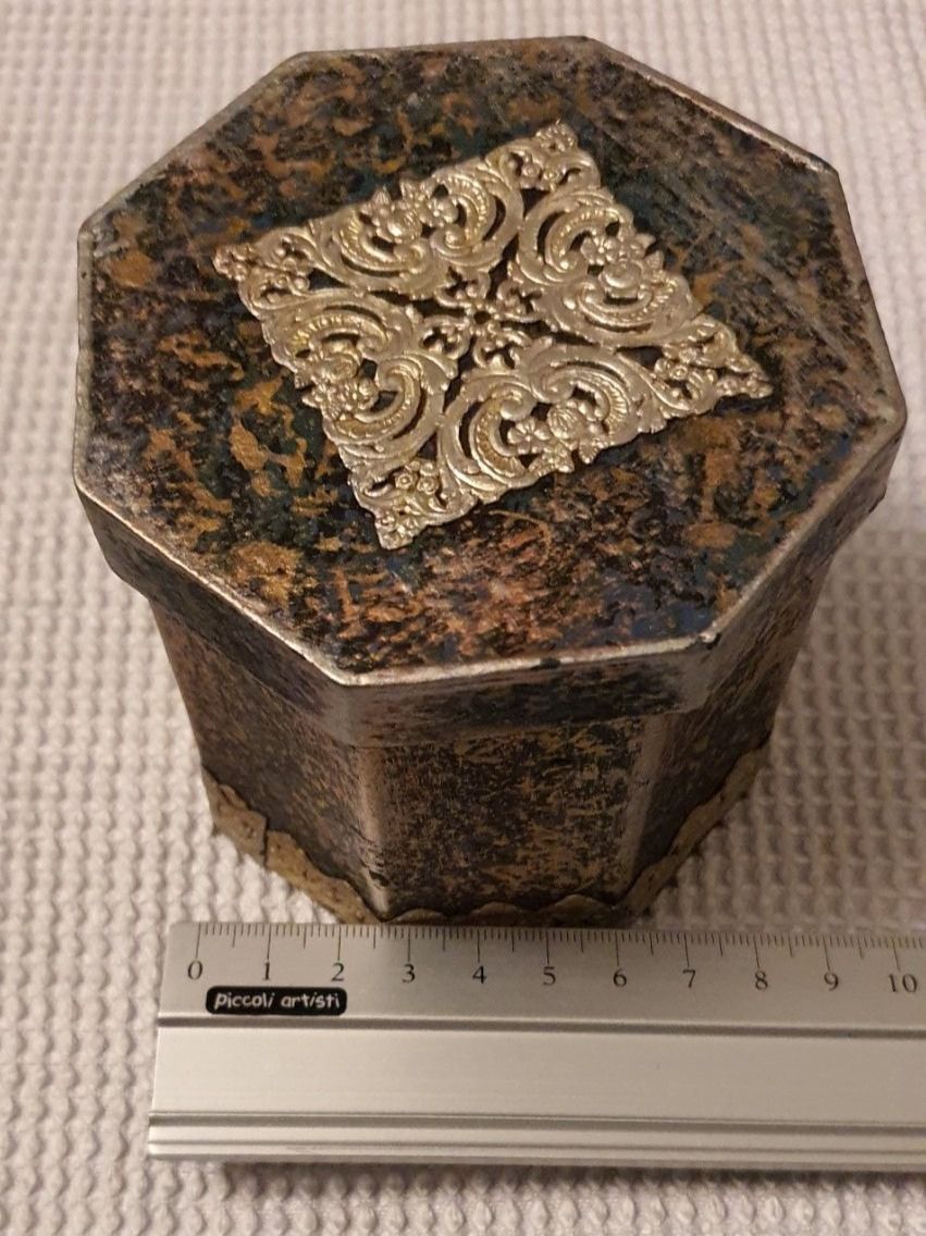 Sonstige Dekorationen & Accessoires: Box, Geschenkbox, Schachtel, ca. 8x9cm – Gebraucht aus Jona von VivianPatrick