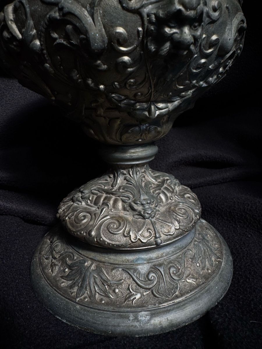 Tutte le decorazioni: Decorative metal chalice ornate  – Usato da Bern venduto da NOKOMETA 3