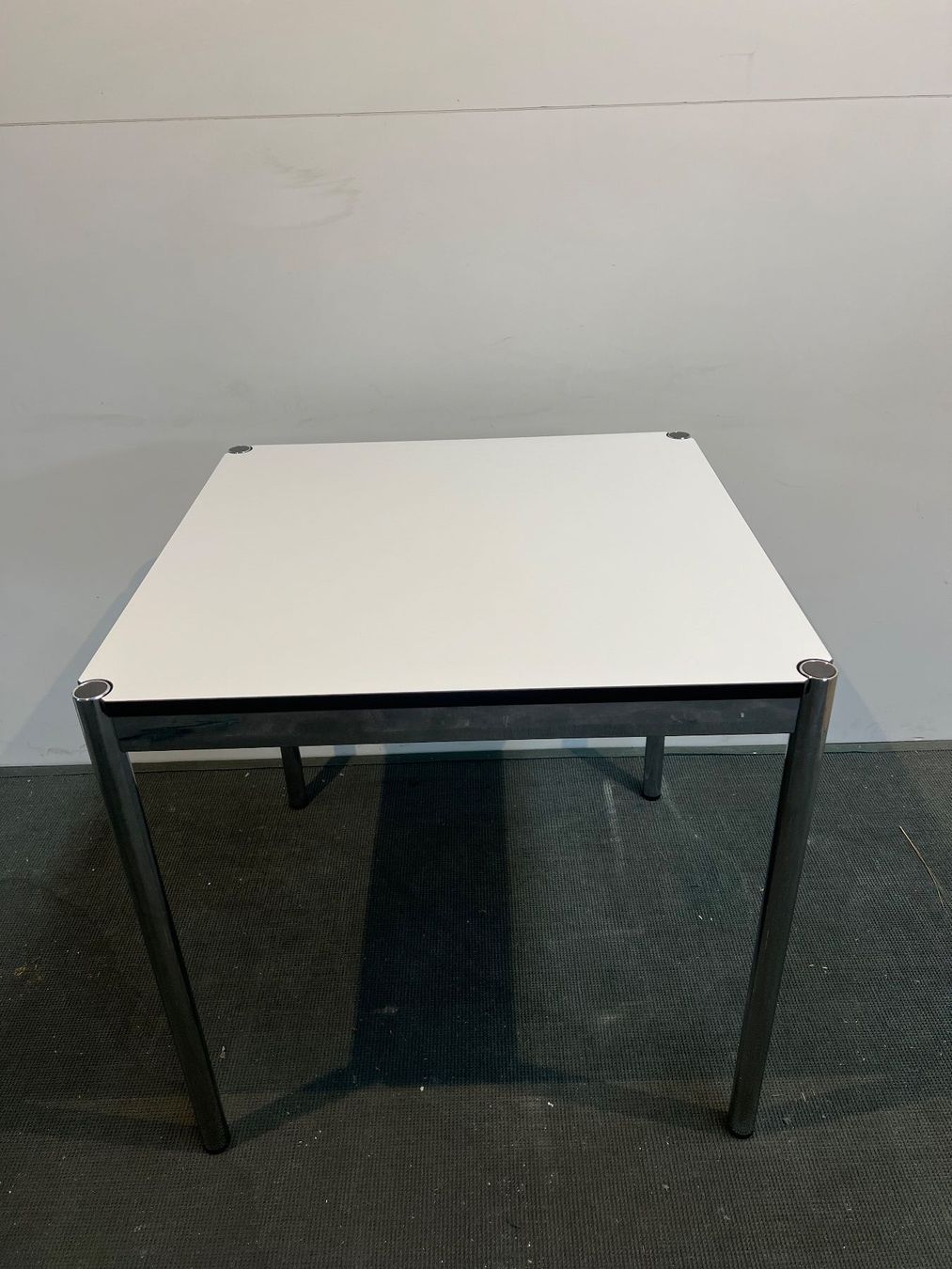 USM Tavoli: 009 USM Haller Tisch 75x75cm – Usato da Wangen an der Aare venduto da TBYN 2