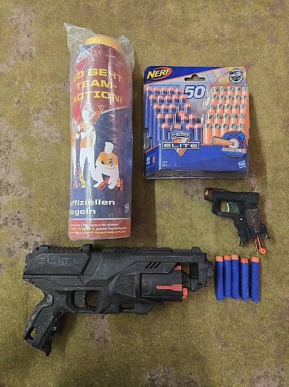 Nerf Giocattoli: 2x Nerf Gun + Munition und Becher – Usato da Kloten venduto da Kenneth_Iselin