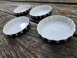 Keramik: 4er Set Auflaufförmchen, schwarz-weiss gepunktet