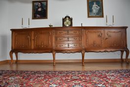 Elegantes Sideboard im klassischen Stil aus Massivholz