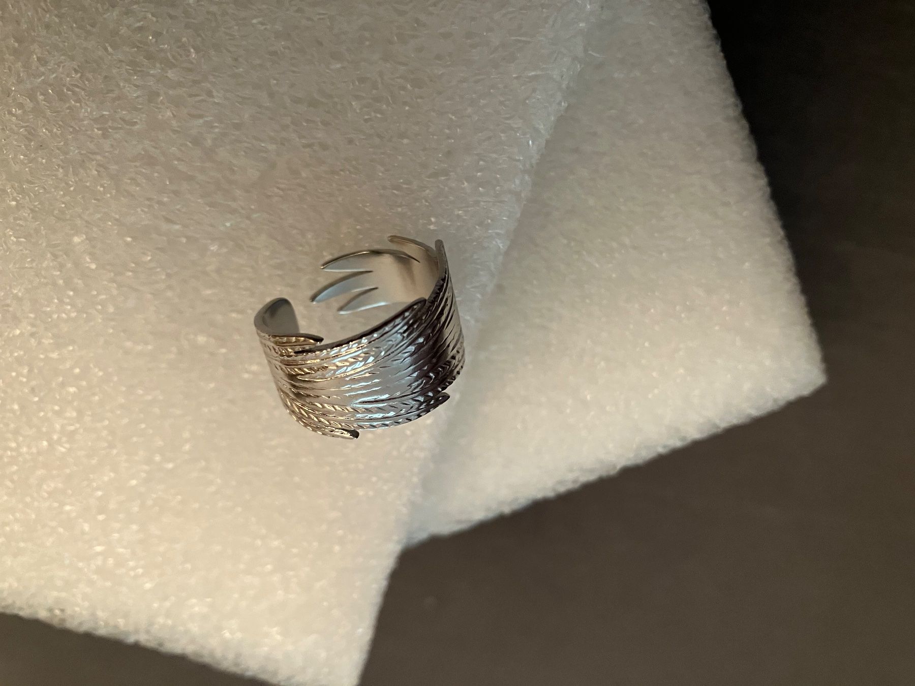 Ringe: Federförmiger modischer Edelstahl Ring, silberfarben, offen – Neu (gemäss Beschreibung) aus Affoltern am Albis von Dlotti 2