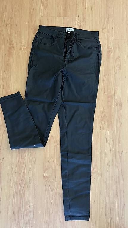 Only Jeans: Jeans Lederoptik Schwarz Strech – Usato da Neuheim venduto da Vinn
