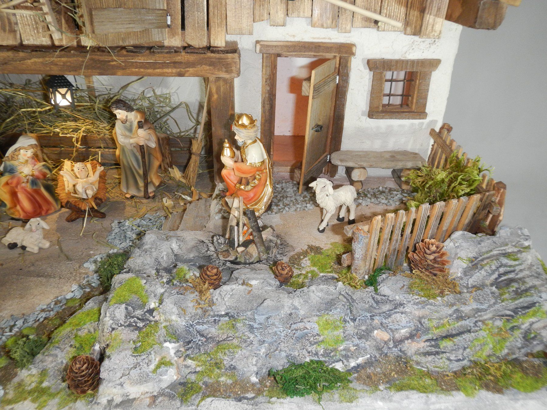 Sonstige Dekorationen & Accessoires: KRIPPENSTALL Handgefertigte Weihnachtskrippe mit Figuren 06 – Neu und originalverpackt aus Chur von  1