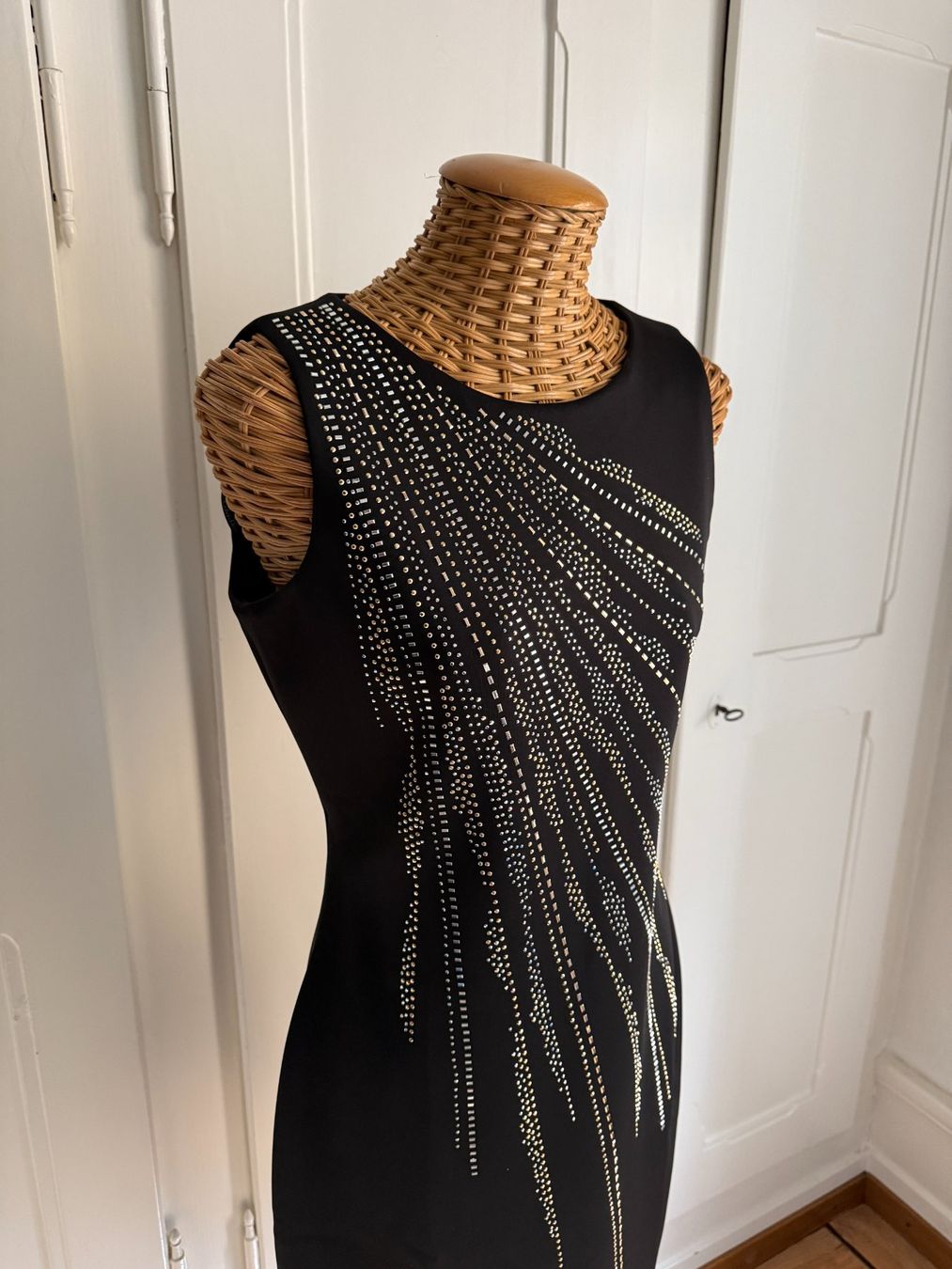 Calvin Klein Vestiti: CALVIN KLEIN - Etuikleid schwarz mit Strass S – Usato da Zürich venduto da Diazaio 1