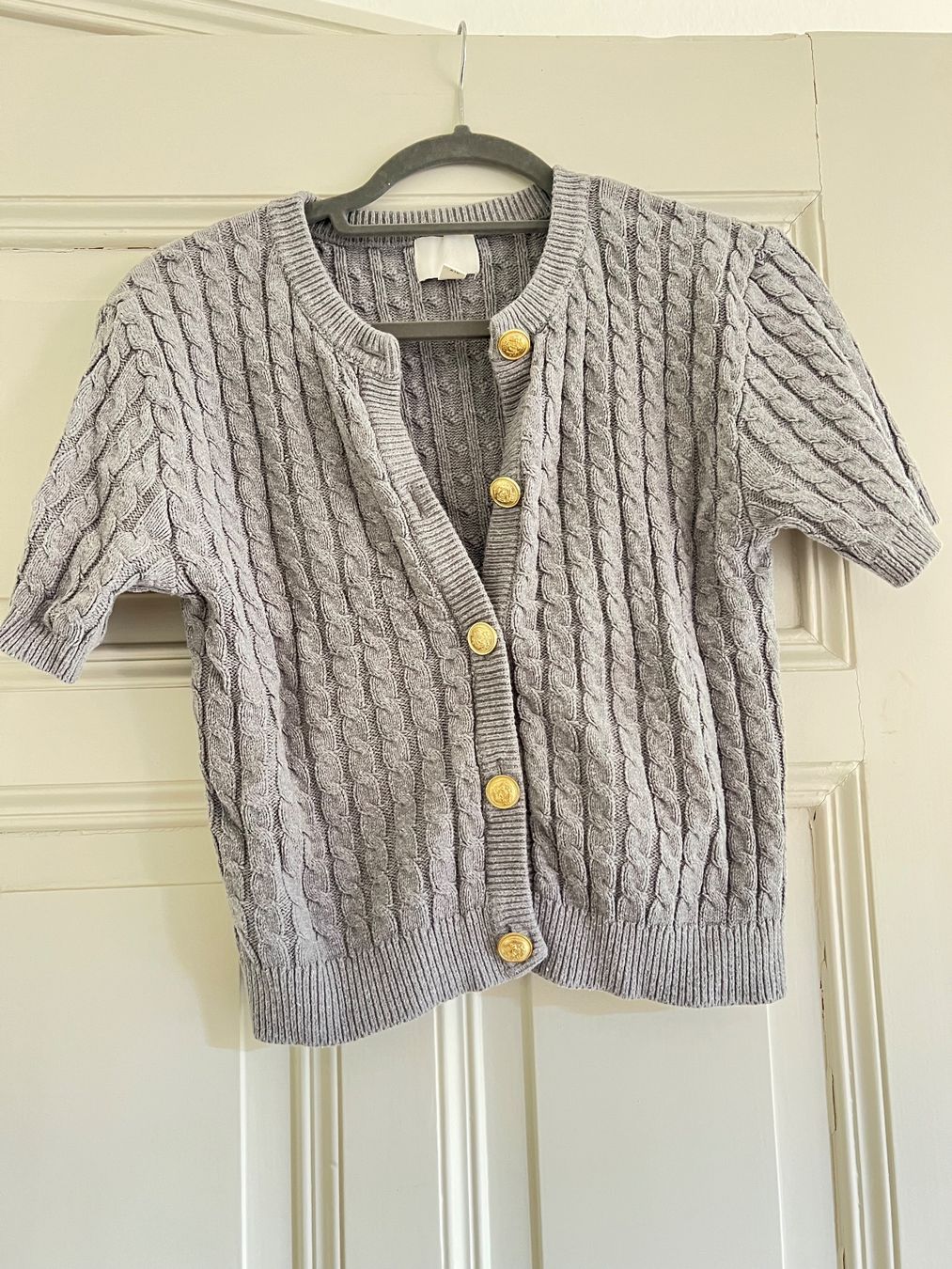 H&M Pulls & Sweat-shirts: H&M kurzes Strickshirt grau – D'occasion à Zürich par Lotti243