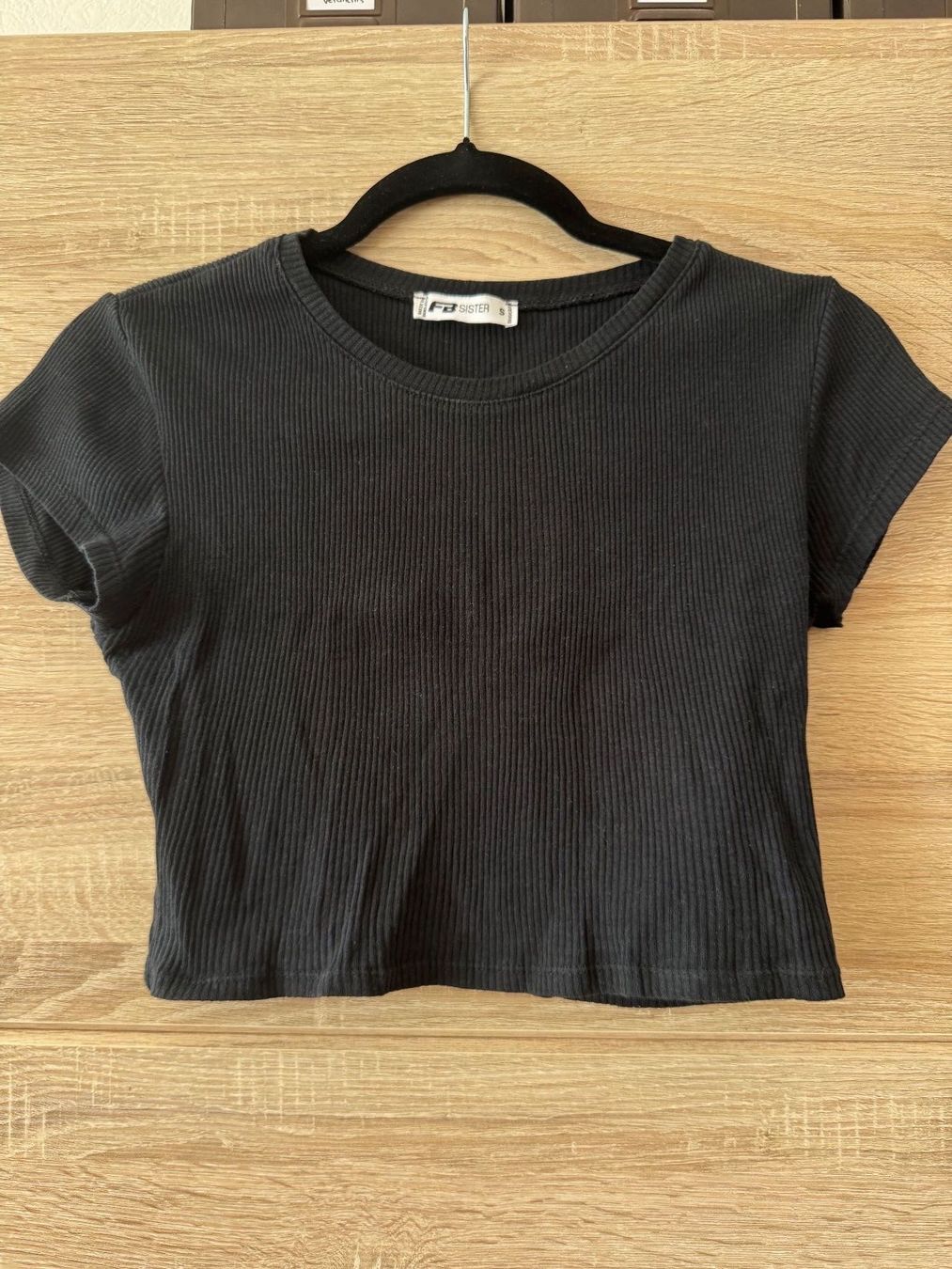 T-shirts: Crop top noir – D'occasion à Montreux par iza_peche8