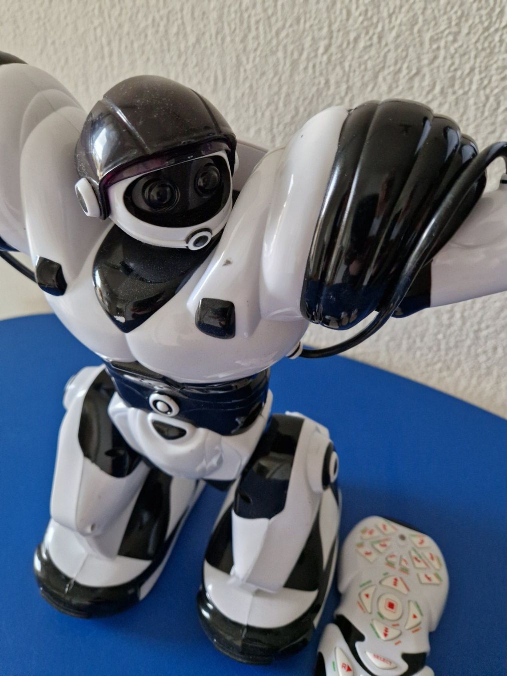 Spielzeuge: WowWee Robosapien Roboter mit Fernbedienung – Gebraucht aus Münchenbuchsee von Aare22 3