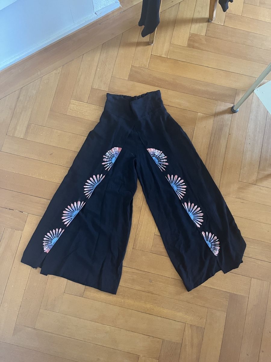Hosen: Luftige Sommerhose, schwarz mit Batik, Grösse M – Gebraucht aus Bern von sosophie