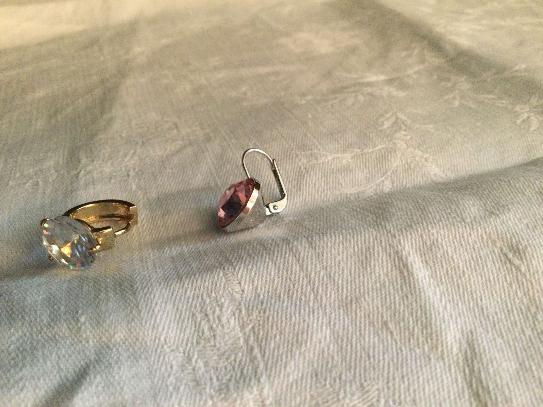 Swarovski Orecchini pendenti & Orecchini a lobo: 1 Swarovski Ohrstecker, rosa – Usato da Münchenbuchsee venduto da kruseli