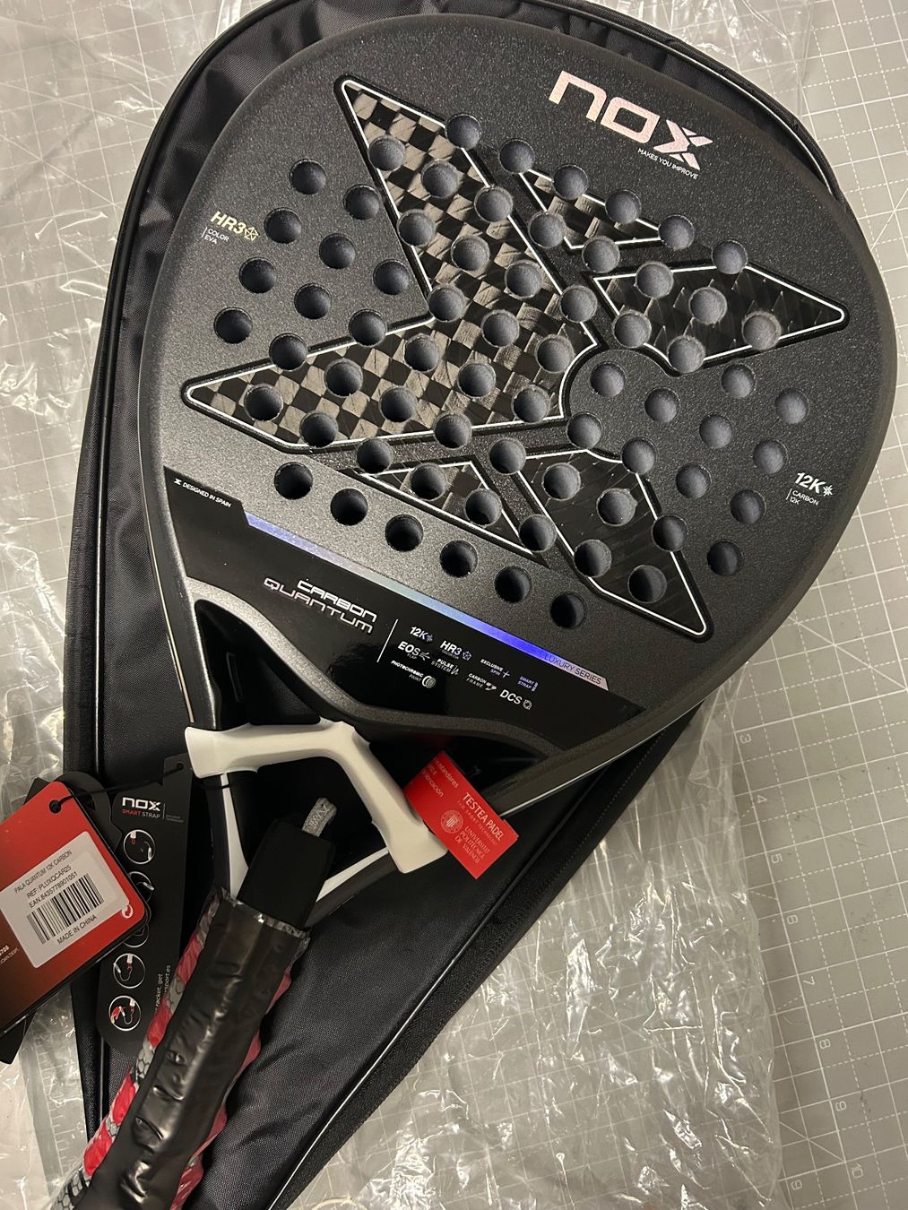 Racchette: NOX Quantum 12K Carbon - Padelschläger NEU! – Nuovo e nell'imballaggio originale da Winterthur venduto da PalarPinoPadel