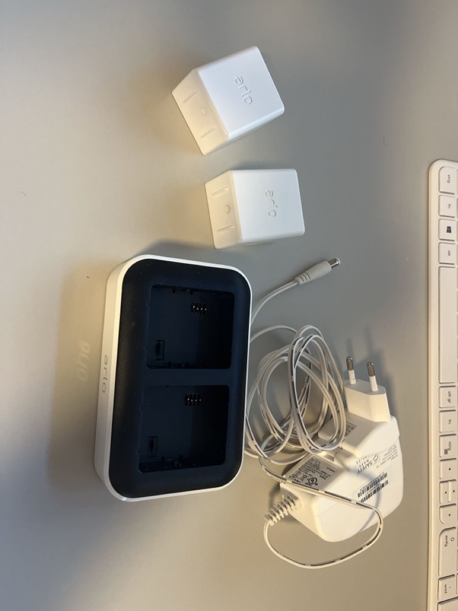 Arlo Sistemi d'allarme: Arlo Ultra Ladestation mit 2 Batterien – Usato da Losone venduto da Pmpm