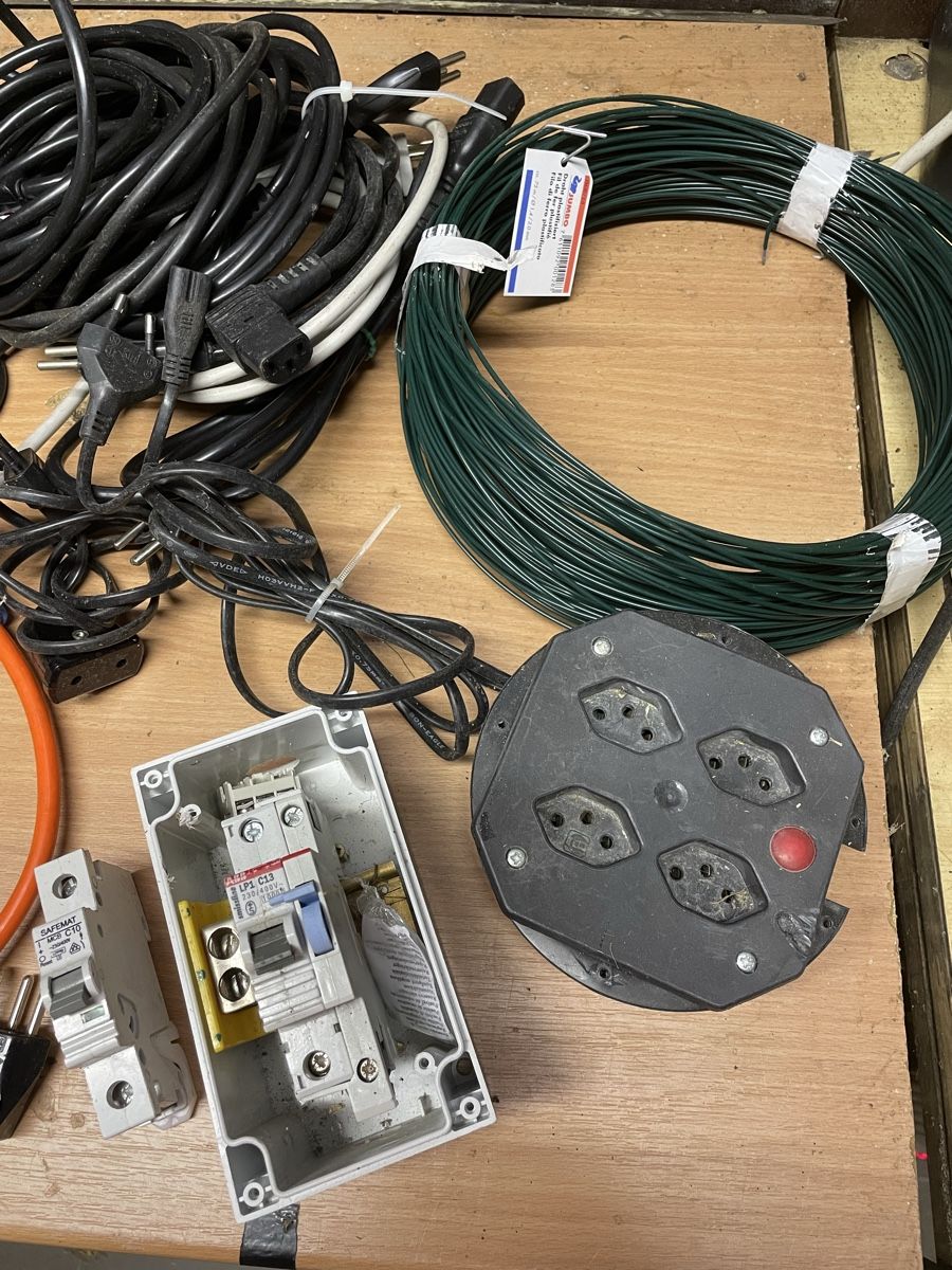 Spine: Elektrosachen, Kabel , Stecker etc – Usato da Felben-Wellhausen venduto da pisa08 4
