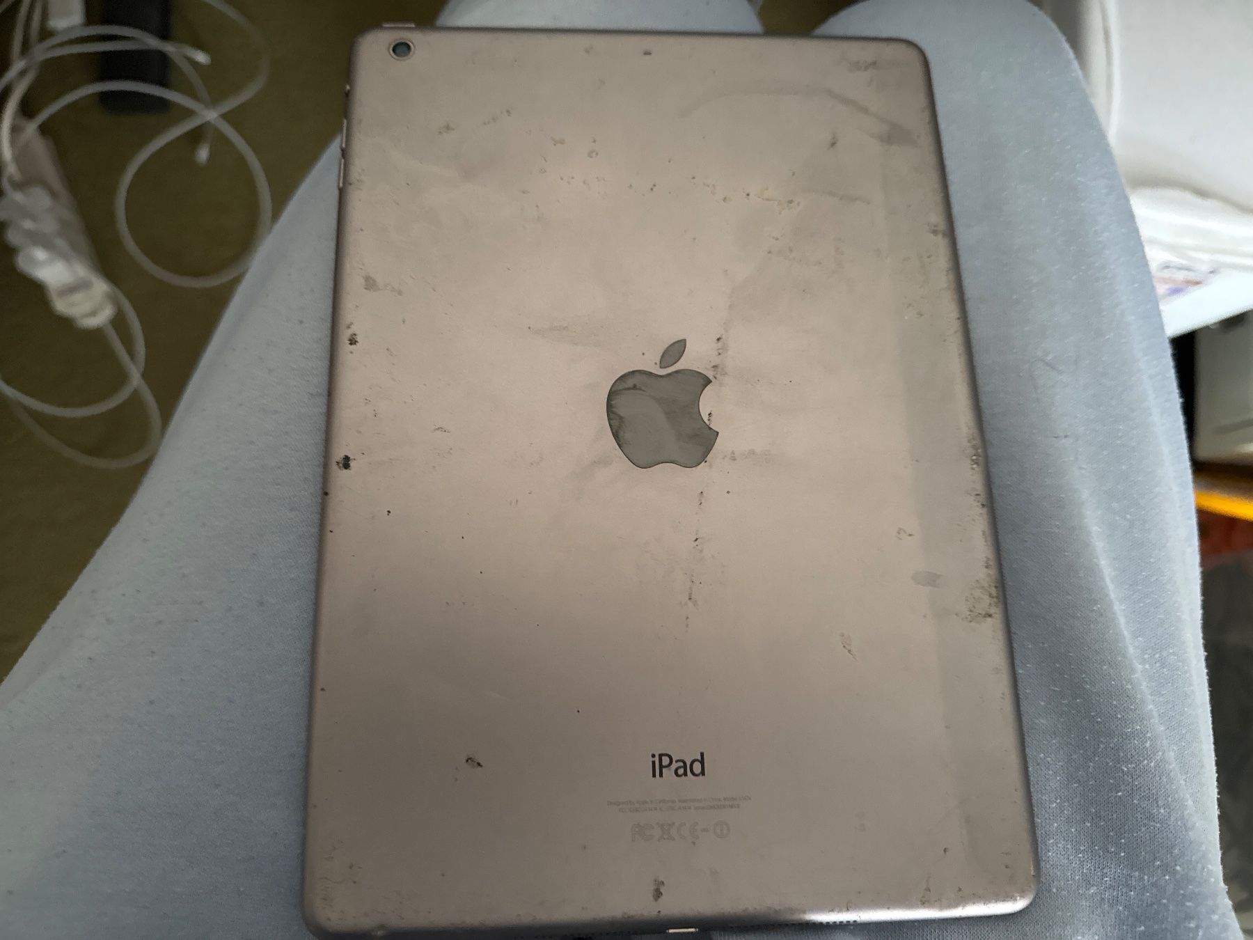 Apple Tablet PC: Ipad Air -A1474- icloude / Display top – Difettoso da Olten venduto da HoYa01