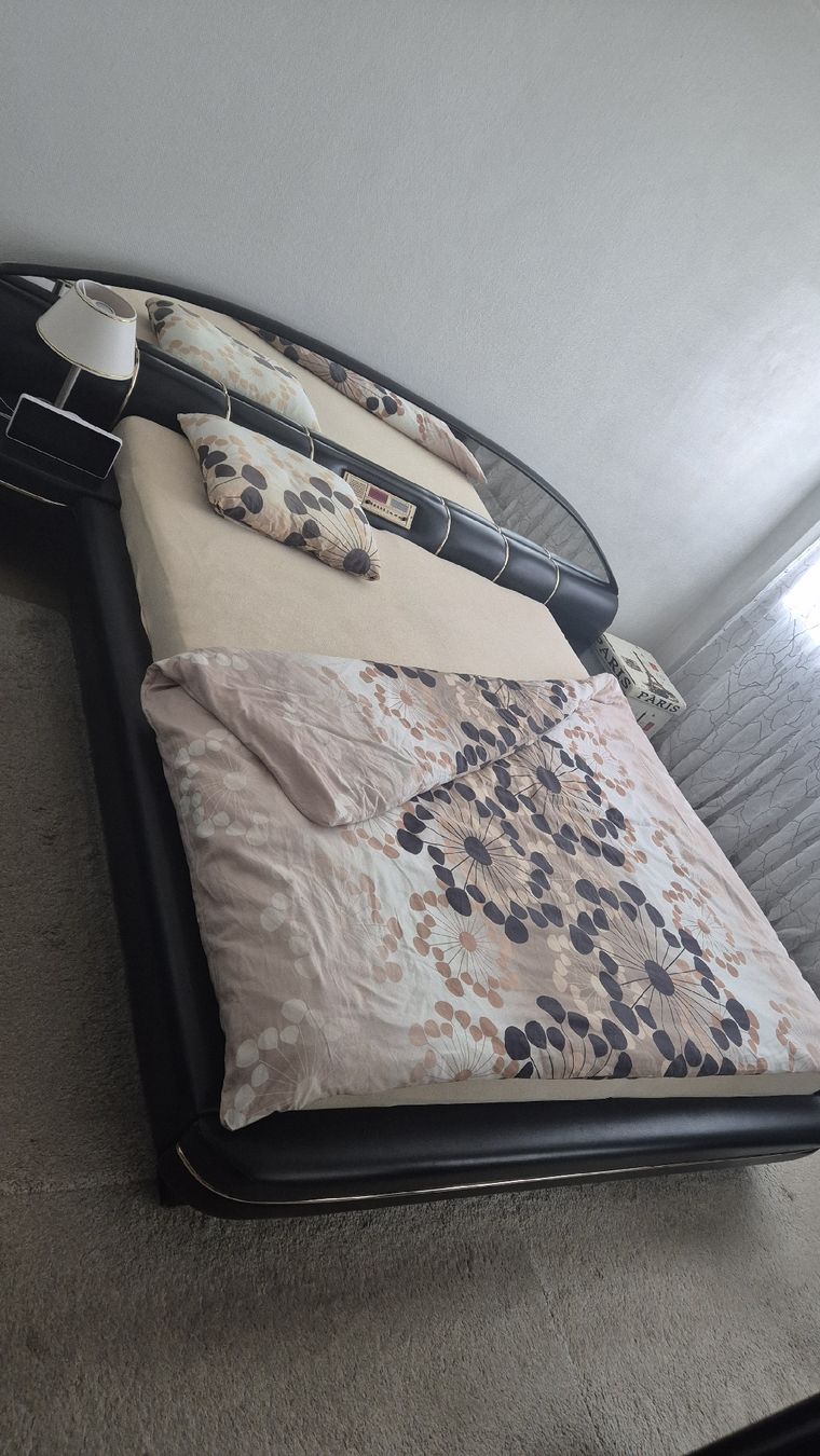 Letti: Leder Schwarz Doppelbett mit Nachttischen, Spiegel kompl. – Usato da Frasnacht venduto da monster-350 1
