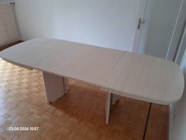 Ausziehbarer, variabler Esstisch in Birkenfurnier