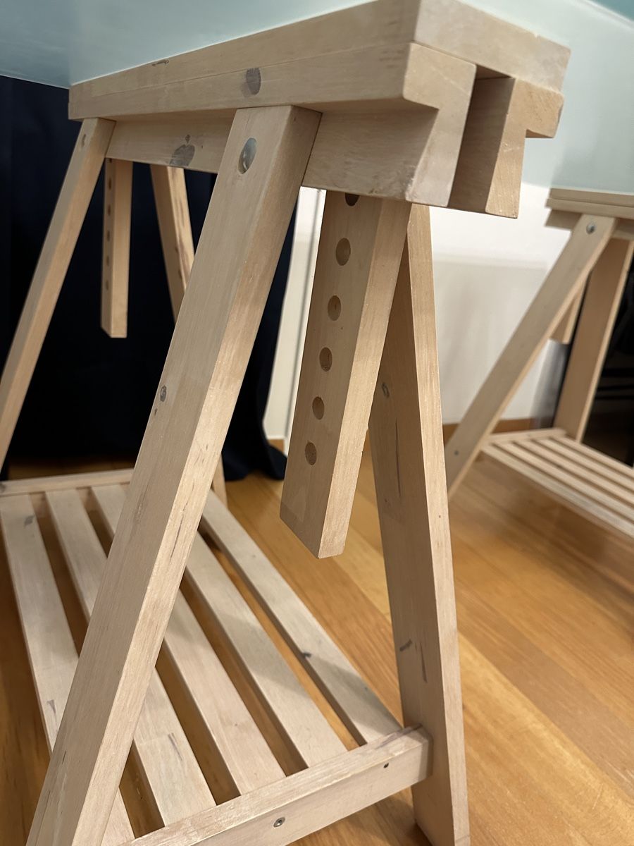 Scrivanie: Glastisch auf Holzböcken – Usato da Zürich venduto da senoy 3