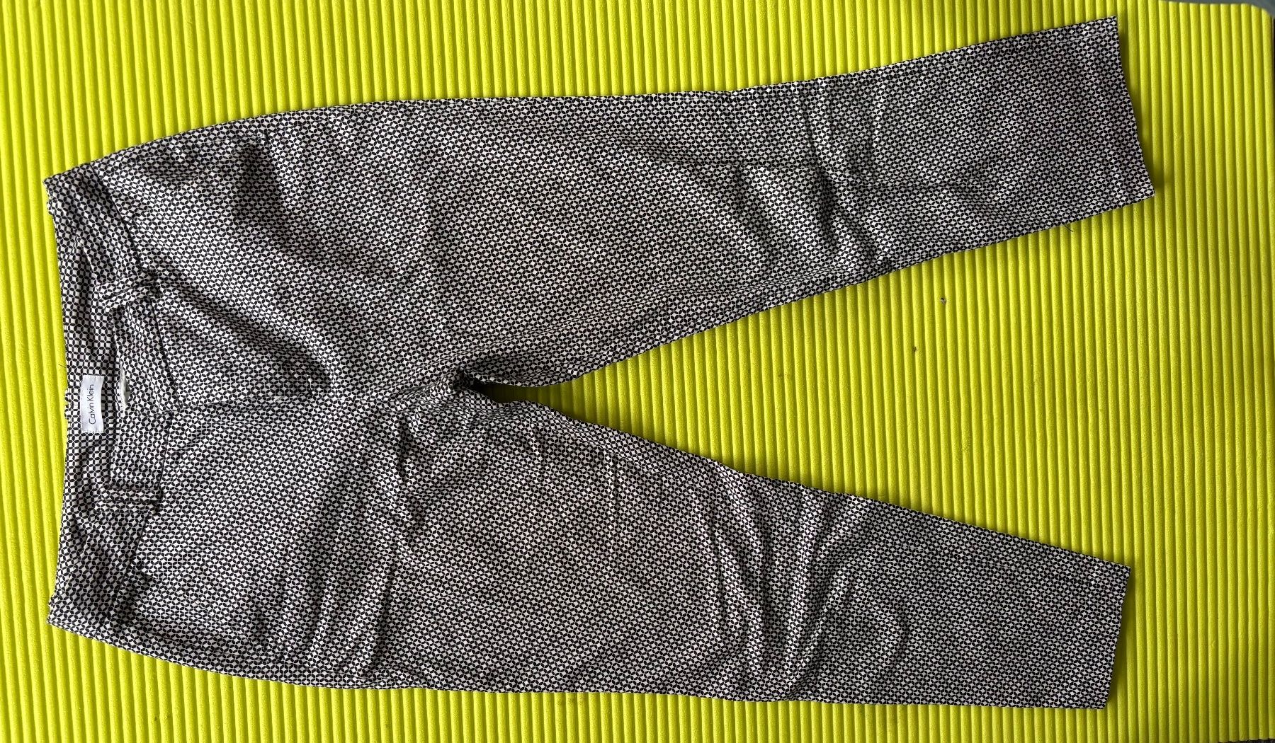 Calvin Klein Pantaloni: Calvin Klein schwarz-weiss Sommerhose – Usato da Stallikon venduto da Rsiri